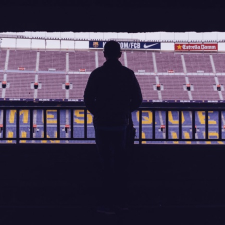 Ein Fan betritt das Stadion Camp Nou in Barcelona